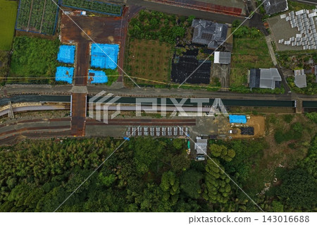 熊本縣八代市農村地區的建築和修復工程現場的空拍照片。 熊本縣八代市農村地區的建築和修復工程現場的空拍照片。 143016688