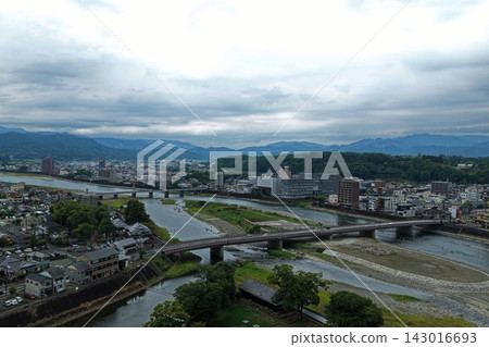 Aerial photographs capturing the rivers, bridges, and urban areas of Hitoyoshi City, Kumamoto Prefecture. Aerial photographs capturing the rivers, bridges, and urban areas of Hitoyoshi City, Kumamoto Prefecture. 143016693