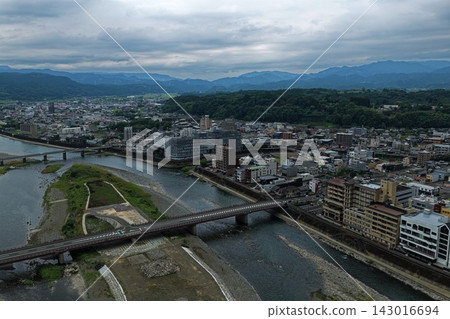 空拍照片,展現了熊本縣球磨川和人吉市的景色。 空拍照片,展現了熊本縣球磨川和人吉市的景色。 143016694
