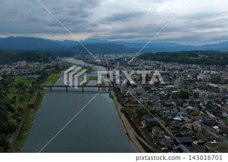 拍攝熊本縣人吉市河流、橋樑和居民區的空拍照片。 拍攝熊本縣人吉市河流、橋樑和居民區的空拍照片。 143016701