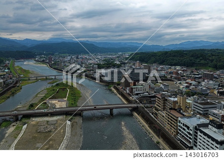 Aerial photographs capturing the rivers, bridges, and urban areas of Hitoyoshi City, Kumamoto Prefecture. Aerial photographs capturing the rivers, bridges, and urban areas of Hitoyoshi City, Kumamoto Prefecture. 143016703