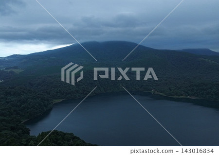 從空中拍攝的宮崎縣宮古之城市的湖泊和山脈照片。 從空中拍攝的宮崎縣宮古之城市的湖泊和山脈照片。 143016834