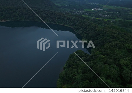 空拍照片捕捉了宮崎縣高春町的湖泊、森林和山脈。 空拍照片捕捉了宮崎縣高春町的湖泊、森林和山脈。 143016844