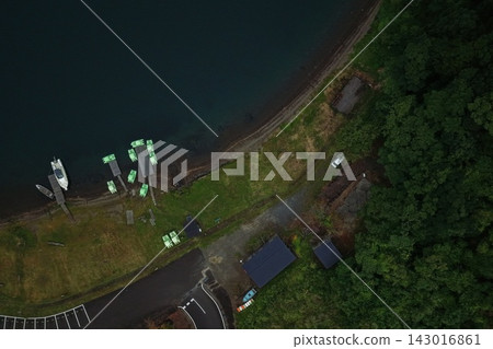 空拍照片捕捉了宮崎縣高春町的湖岸、碼頭和船隻。 143016861