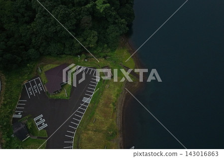 拍攝宮崎縣高春町湖岸、建築物和森林的空拍照片。 拍攝宮崎縣高春町湖岸、建築物和森林的空拍照片。 143016863