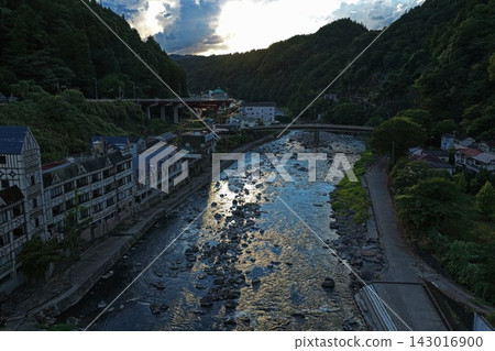 日落時分拍攝的空拍照片,展現了大分縣日田市的河流、橋樑和山脈。 日落時分拍攝的空拍照片,展現了大分縣日田市的河流、橋樑和山脈。 143016900