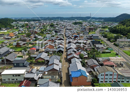 空拍照片,展現了三重縣龜山市的一片瓦頂住宅區。 空拍照片,展現了三重縣龜山市的一片瓦頂住宅區。 143016953