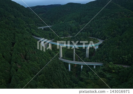 空拍照片,展現了熊本縣人吉市的環形橋和高架橋。 空拍照片,展現了熊本縣人吉市的環形橋和高架橋。 143016971