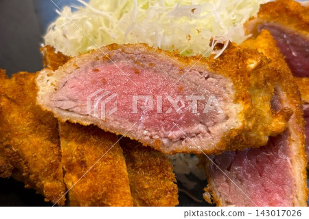 Cross-section of rare beef cutlet Cross-section of rare beef cutlet 143017026