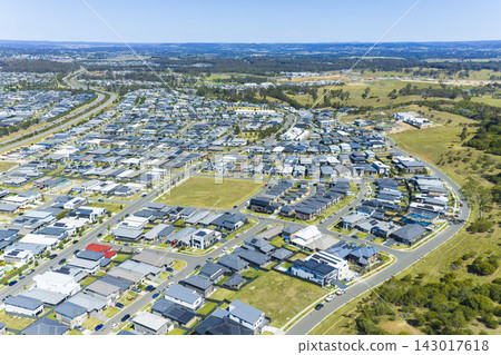 Aerial view of the fast growing Western Sydney suburb of Oran Park 143017618