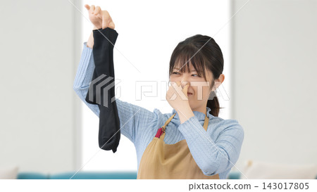 Women who dislike the smell of laundry Women who dislike the smell of laundry 143017805