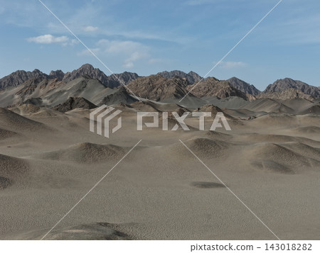 荒涼的山脈聳立在沙漠平原之上。 荒涼的山脈聳立在沙漠平原之上。 143018282