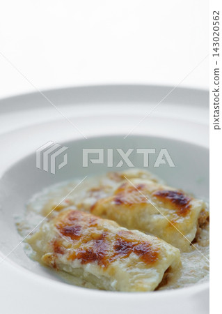 融化的起司和香脆的烤雞肉捲 融化的起司和香脆的烤雞肉捲 143020562