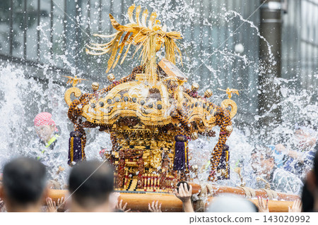 在富岡八幡宮神社一年一度的祭典期間被抬出的便攜式神社 在富岡八幡宮神社一年一度的祭典期間被抬出的便攜式神社 143020992