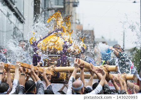 在富岡八幡宮神社一年一度的祭典期間被抬出的便攜式神社 在富岡八幡宮神社一年一度的祭典期間被抬出的便攜式神社 143020993