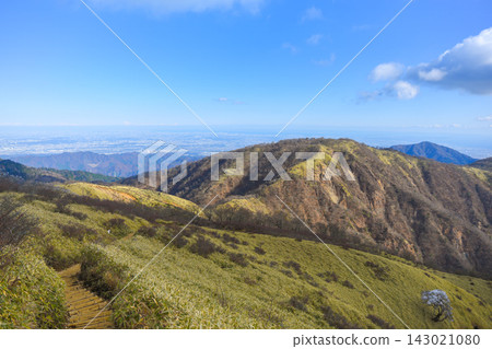 冬季,從不動峰延伸到丹澤山的山脊線景色優美。 冬季,從不動峰延伸到丹澤山的山脊線景色優美。 143021080