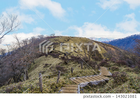 冬季,從不動峰延伸到丹澤山的山脊線景色優美。 冬季,從不動峰延伸到丹澤山的山脊線景色優美。 143021081