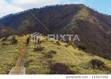 冬季，從不動峰延伸到丹澤山的山脊線景色優美。 143021082