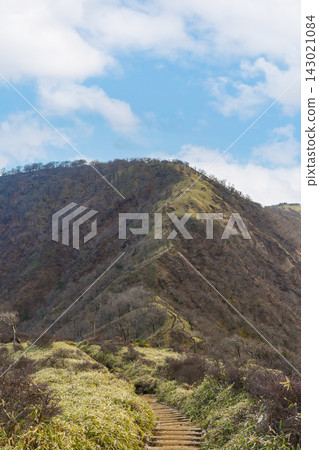 冬季,從不動峰延伸到丹澤山的山脊線景色優美。 冬季,從不動峰延伸到丹澤山的山脊線景色優美。 143021084