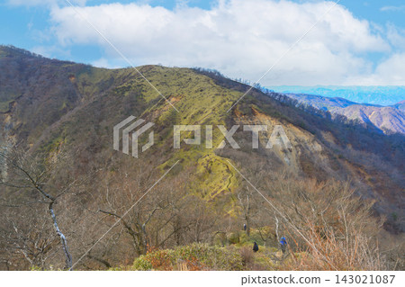 冬季,從不動峰延伸到丹澤山的山脊線景色優美。 冬季,從不動峰延伸到丹澤山的山脊線景色優美。 143021087