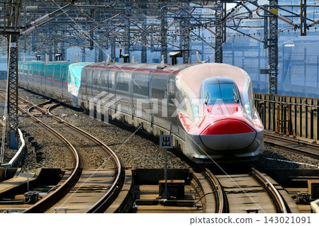 The Akita Shinkansen E6 series "Komachi," connecting Mutsu and Akita, at Omiya Station. The Akita Shinkansen E6 series "Komachi," connecting Mutsu and Akita, at Omiya Station. 143021091