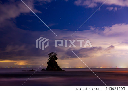 夜晚從雨晴海岸眺望恩納岩和夜空 夜晚從雨晴海岸眺望恩納岩和夜空 143021305