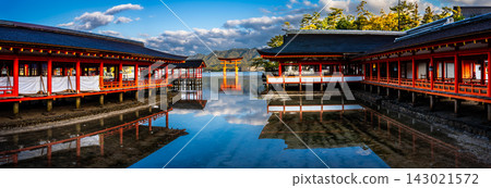清晨的嚴島神社（國寶、世界遺產）：全景 [廣島縣初日市市] 143021572