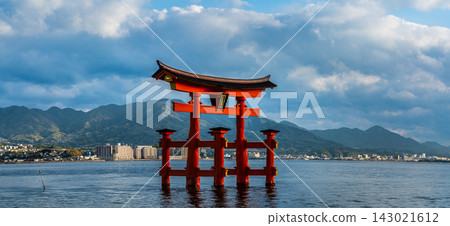 Morning view of Itsukushima Shrine, a National Treasure and World Heritage Site: Panorama [Hatsukaichi City, Hiroshima Prefecture] 143021612