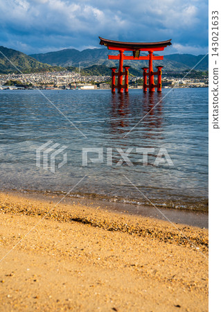 Morning scenery at Itsukushima Shrine, a national treasure and World Heritage Site [Hatsukaichi City, Hiroshima Prefecture] 143021633