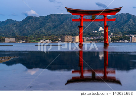 Morning scenery at Itsukushima Shrine, a national treasure and World Heritage Site [Hatsukaichi City, Hiroshima Prefecture] 143021698