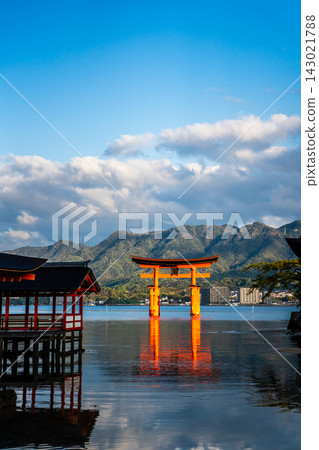 Morning scenery at Itsukushima Shrine, a national treasure and World Heritage Site [Hatsukaichi City, Hiroshima Prefecture] 143021788