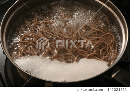 蕎麥麵的煮製過程。 蕎麥麵的煮製過程。 143021831
