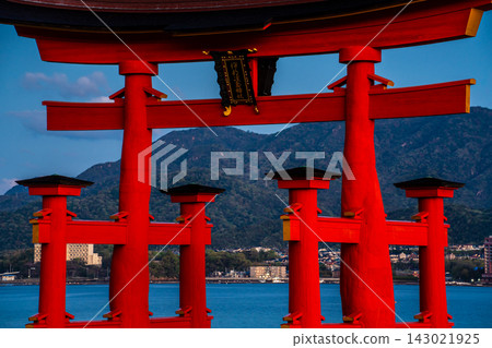 Dawn at Itsukushima Shrine, a National Treasure and World Heritage Site [Hatsukaichi City, Hiroshima Prefecture] 143021925