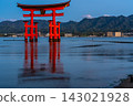 Dawn at Itsukushima Shrine, a National Treasure and World Heritage Site [Hatsukaichi City, Hiroshima Prefecture] 143021928