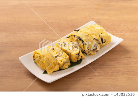 Tamagoyaki (Japanese rolled omelet) with minced chicken and hijiki seaweed Tamagoyaki (Japanese rolled omelet) with minced chicken and hijiki seaweed 143022536