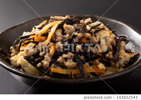 雞肉末燉菜(配羊棲菜和胡蘿蔔) 雞肉末燉菜(配羊棲菜和胡蘿蔔) 143022543
