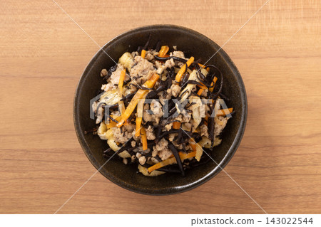 Chicken mince stew (with hijiki seaweed and carrots) Chicken mince stew (with hijiki seaweed and carrots) 143022544