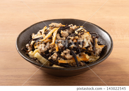 Chicken mince stew (with hijiki seaweed and carrots) Chicken mince stew (with hijiki seaweed and carrots) 143022545