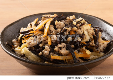 雞肉末燉菜(配羊棲菜和胡蘿蔔) 雞肉末燉菜(配羊棲菜和胡蘿蔔) 143022546