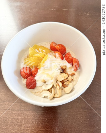 Photo: Oatmeal bowl topped with strawberries, oranges, and nuts (breakfast) Photo: Oatmeal bowl topped with strawberries, oranges, and nuts (breakfast) 143022788