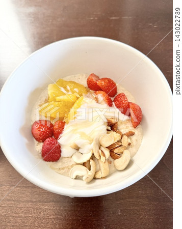 Photo: Oatmeal bowl topped with strawberries, oranges, and nuts (breakfast) Photo: Oatmeal bowl topped with strawberries, oranges, and nuts (breakfast) 143022789