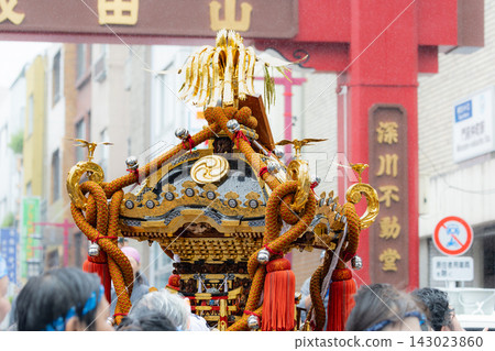 富岡八幡宮一年一度潑水節上的便攜式神社。 富岡八幡宮一年一度潑水節上的便攜式神社。 143023860