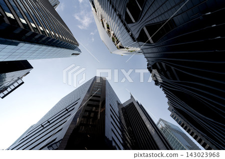 Worm Eye View Modern Skyscrapers Wavy Facade Singapore CBD Worm Eye View Modern Skyscrapers Wavy Facade Singapore CBD 143023968