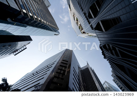 Low Angle Glass Skyscrapers Wavy Tower Palm Tree Singapore Low Angle Glass Skyscrapers Wavy Tower Palm Tree Singapore 143023969
