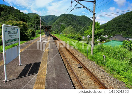 夏季,奧鬼怒川縣仲見溫泉站四周環繞著鬱鬱蔥蔥的青山… 夏季,奧鬼怒川縣仲見溫泉站四周環繞著鬱鬱蔥蔥的青山… 143024263