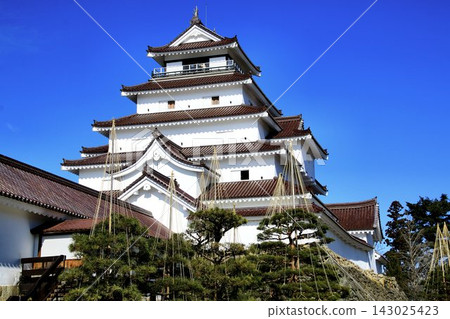 雄偉地矗立在冬日藍色天空的映襯下…會津若松/敦賀城 雄偉地矗立在冬日藍色天空的映襯下…會津若松/敦賀城 143025423