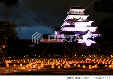在冬夜的星空中閃耀……會津若松市的敦賀城在「燭光祭」期間熠熠生輝 143025445