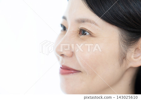 一位微笑的女士,睫毛是嫁接的。 一位微笑的女士,睫毛是嫁接的。 143025610