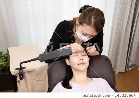 接受睫毛延長治療的婦女 143025664