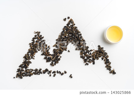 Top view of loose oolong tea leaves arranged in mountain shape with tea cup isolated on white background with copy space Top view of loose oolong tea leaves arranged in mountain shape with tea cup isolated on white background with copy space 143025866